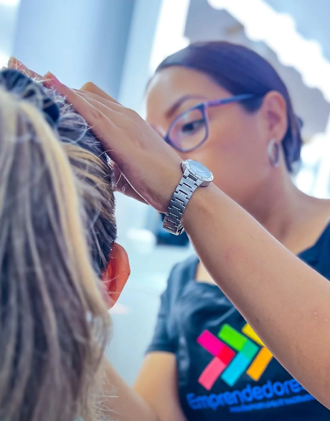 Docente de Emprendedores de la Belleza trabajando un peinado