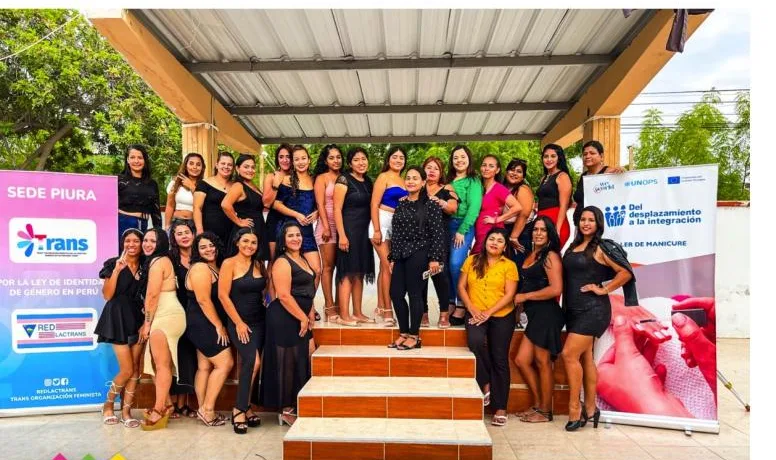 Alumnas recibiendo sus certificados