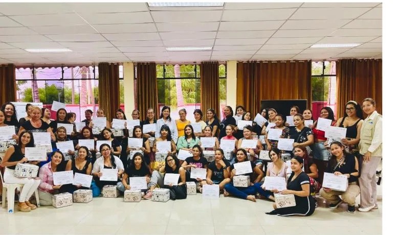 Alumnas graduadas con sus certificados