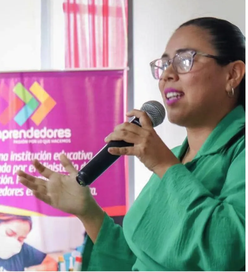 Profesional de la belleza dando una charla a emprendedoras